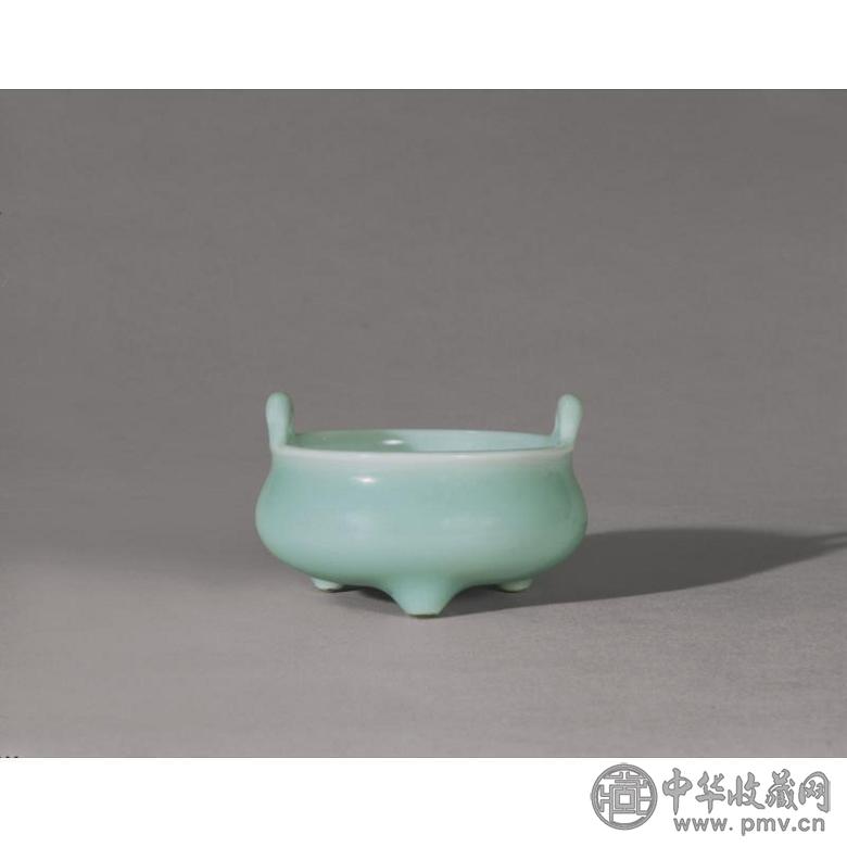 清雍正 粉青釉双耳三足小香炉