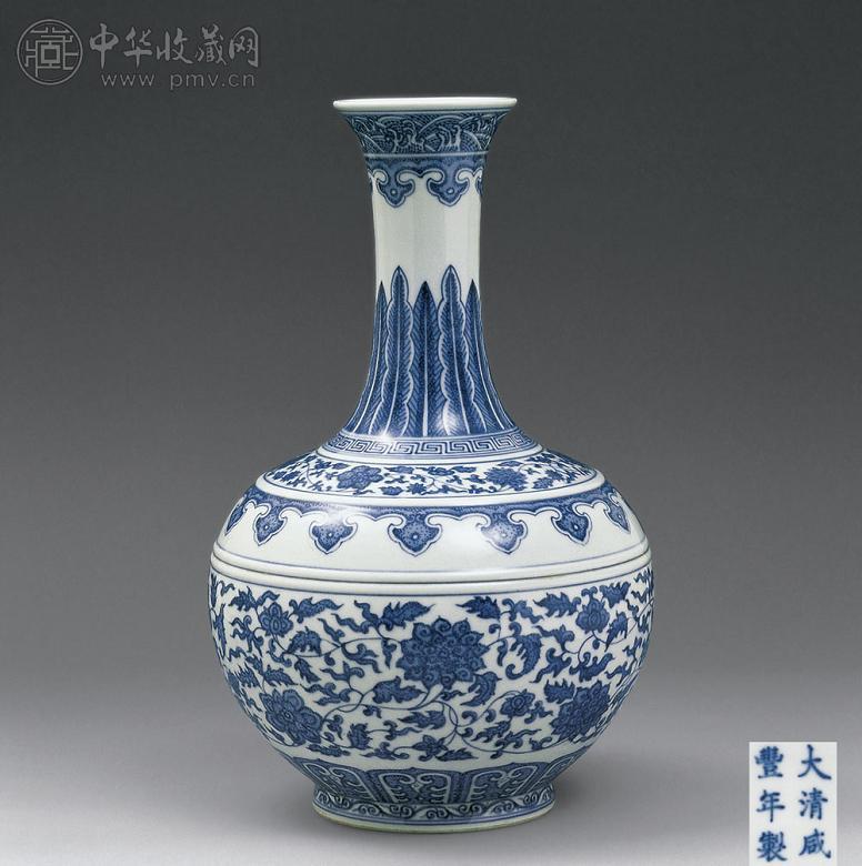 近代 青花缠枝莲赏瓶