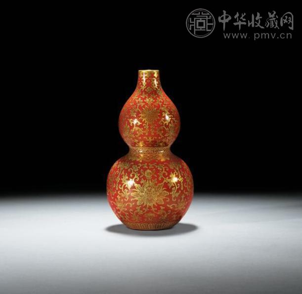 清嘉庆 珊瑚红地描金折枝莲纹“福寿”图葫芦瓶