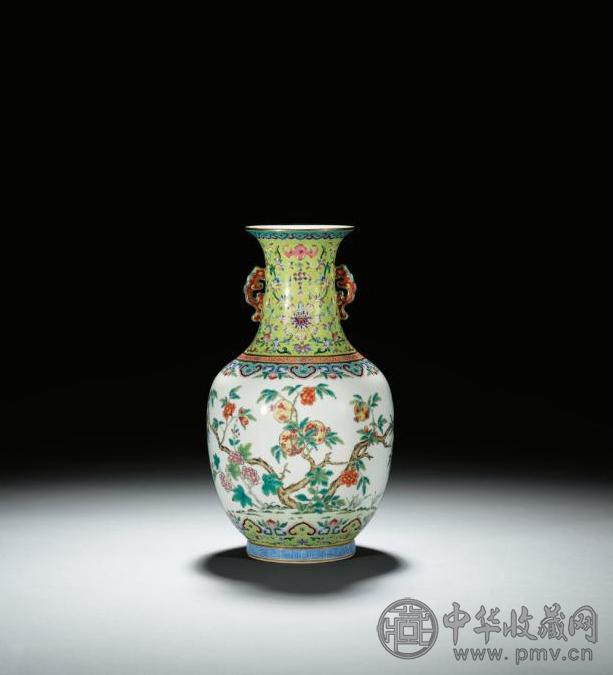 清道光 淡绿地粉彩通景“三多”图双耳瓶