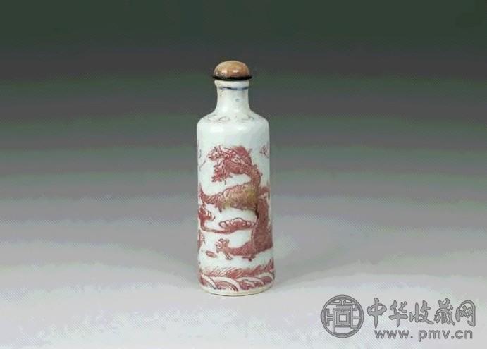 清 釉里红龙纹烟壶