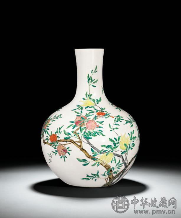 清乾隆 粉彩瑞果“三多”图天球瓶