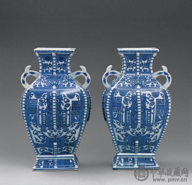 青 青花仿铜器双耳方瓶(2件)