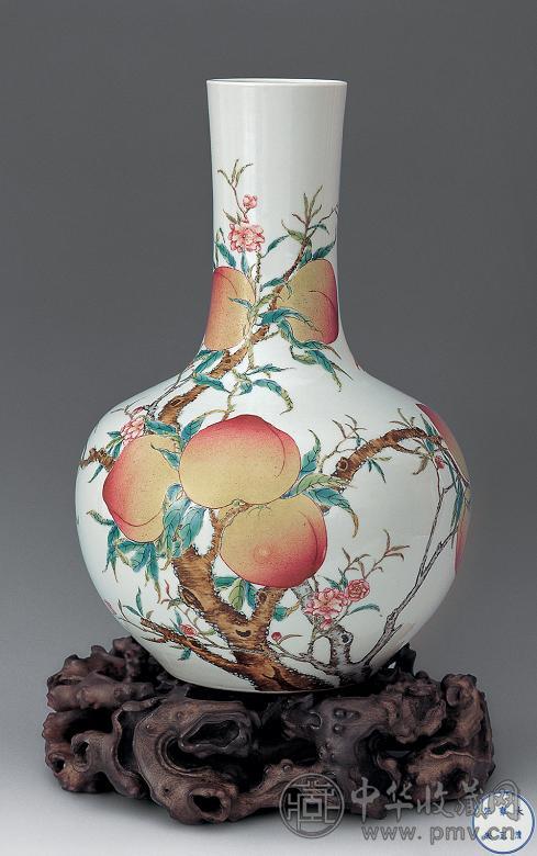 清 粉彩八桃天球瓶