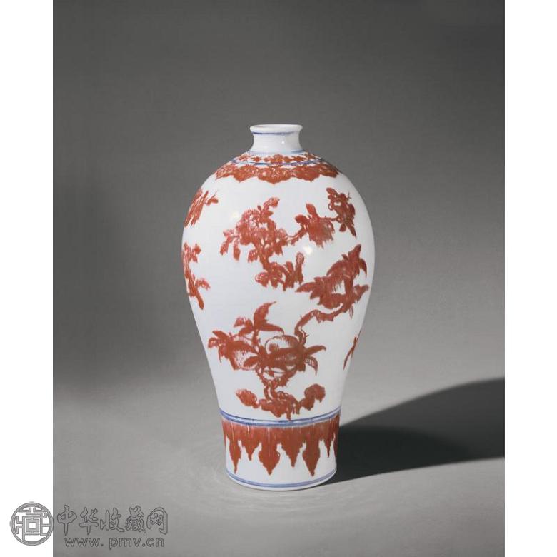 清乾隆 青花釉里红折沿花果图梅瓶