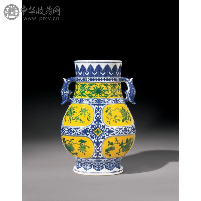 清乾隆 青花缠枝花卉开光式黄地绿釉“三多”瑞果纹