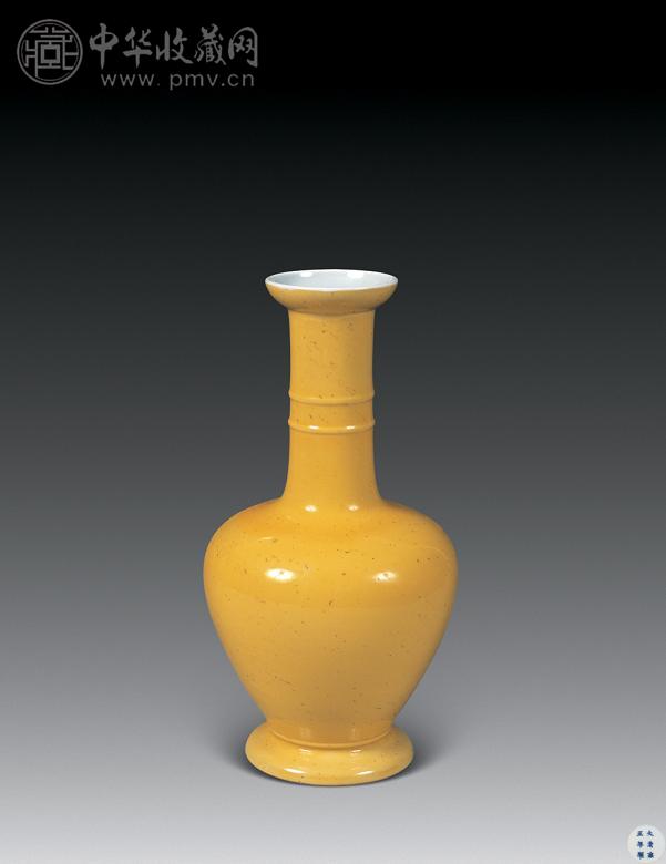 清雍正 黄釉长颈弦纹盘口瓶