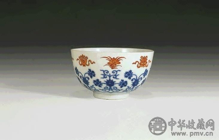 清雍正 青花矾红花卉碗