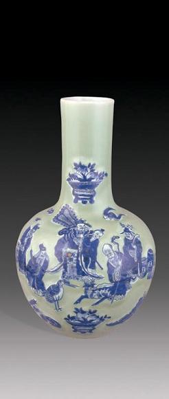 清光绪 豆青青花人物天球瓶