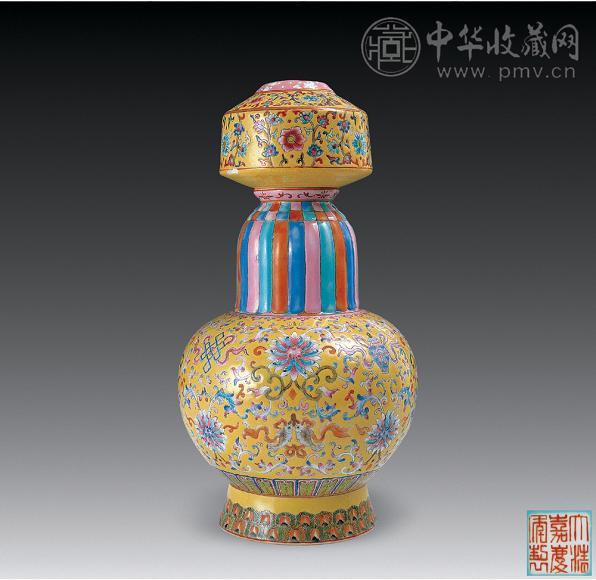 清 黄地粉彩莲托八宝纹贲巴瓶