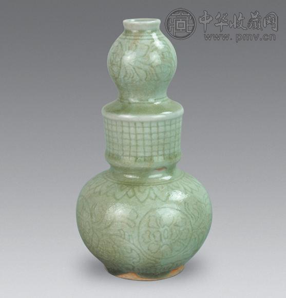 民国 豆青釉暗刻花卉纹葫芦瓶
