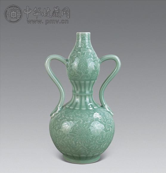 民国 豆青釉刻缠枝莲纹葫芦瓶
