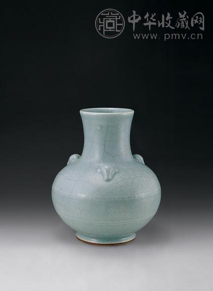 清 汝釉三羊开泰瓶