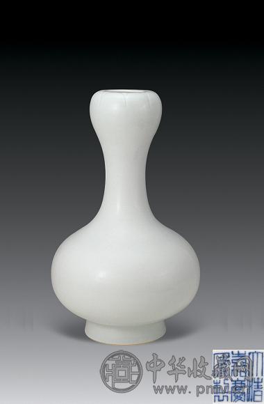 清嘉庆 白釉蒜头瓶