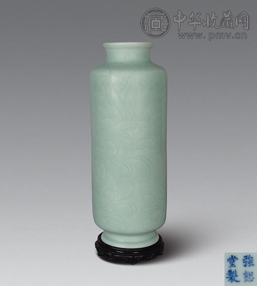 清乾隆 冬青釉刻莲花筒形瓶