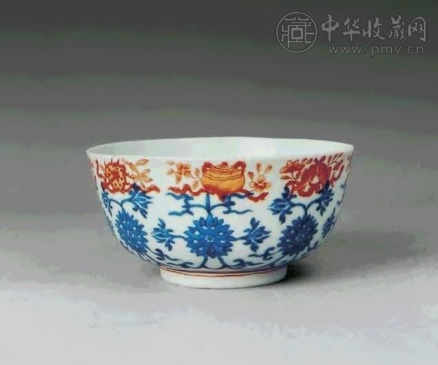 清 青花矾红八宝碗