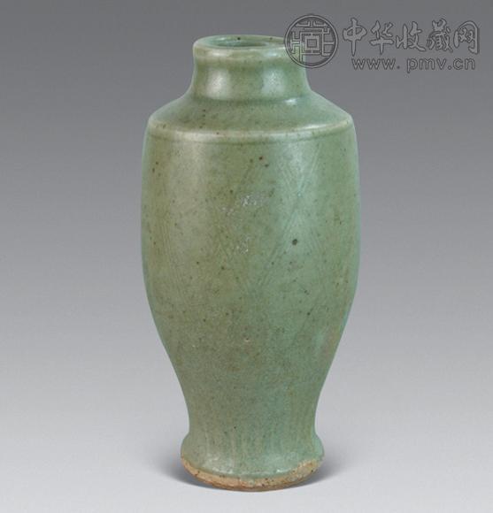 明 龙泉窑暗刻几何纹瓶