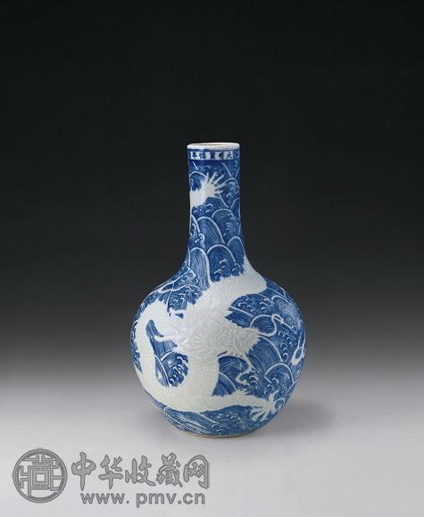 清中期 青花海水白龙天球瓶
