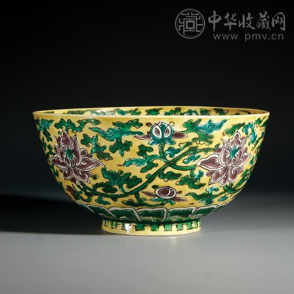 明嘉靖 黄地茄皮紫莲花纹碗