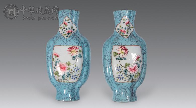 清 松石绿地粉彩开光花卉纹壁瓶(1对)