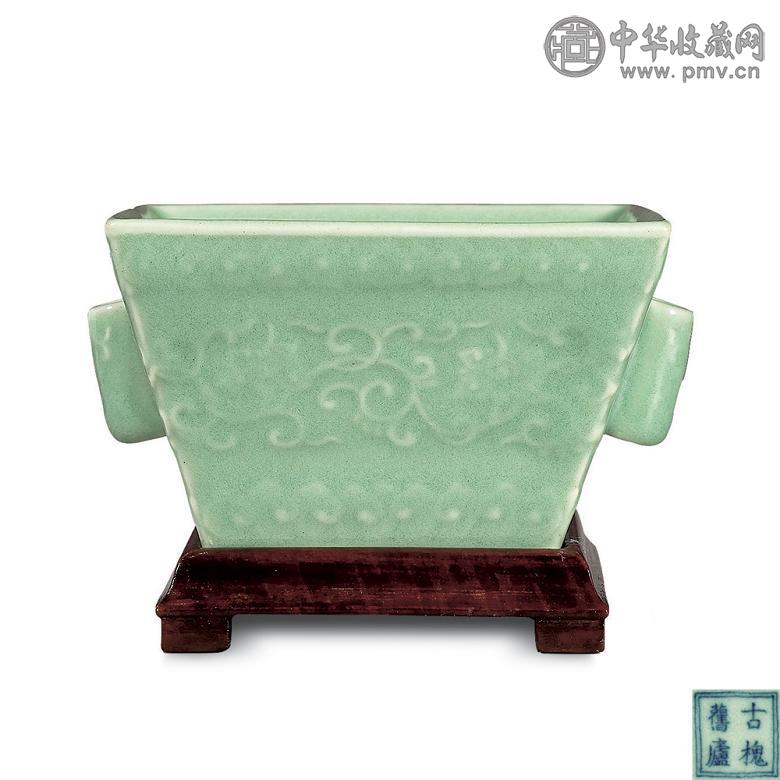 清乾隆 青泉釉雕串枝莲双贯耳方酒斗