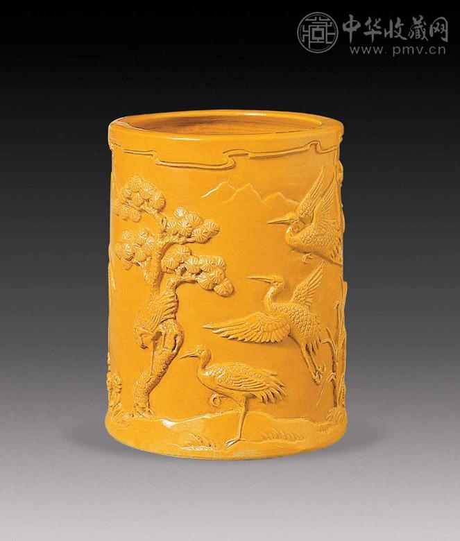 民国 黄釉雕瓷松鹤笔筒