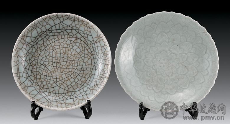 清 雍正—乾隆 青釉暗刻莲瓣纹盆 哥釉盆(2件)