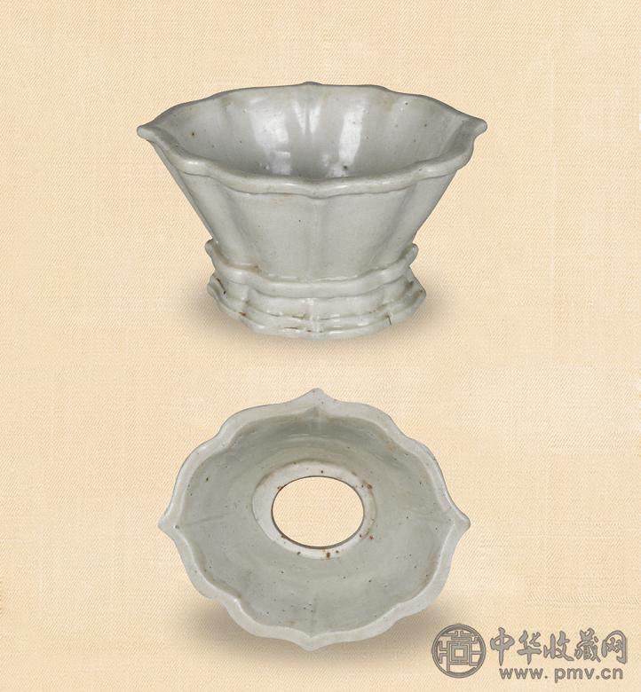 明宣德 白釉菱花口花盆