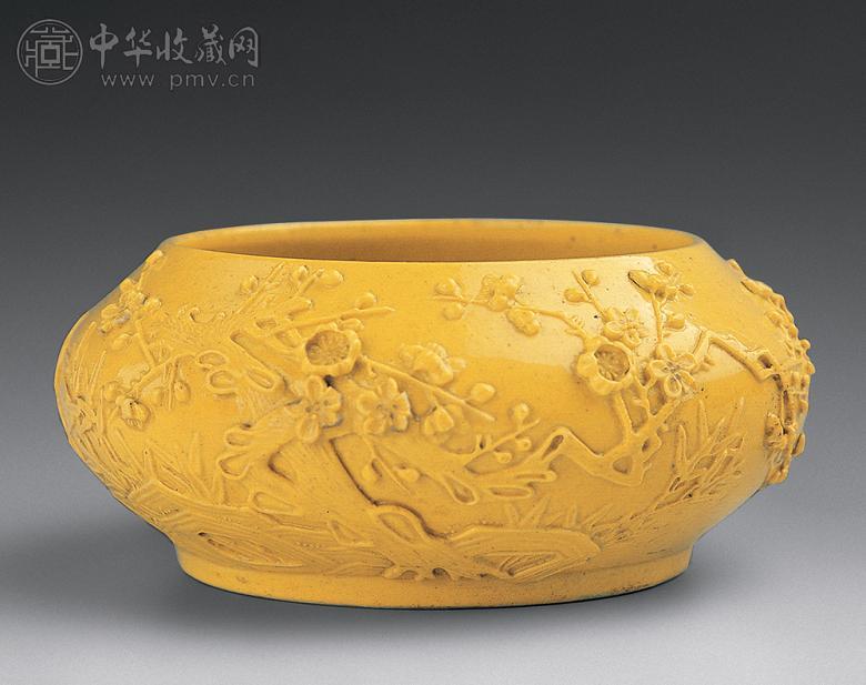 清光绪 黄釉雕岁寒三友纹笔洗