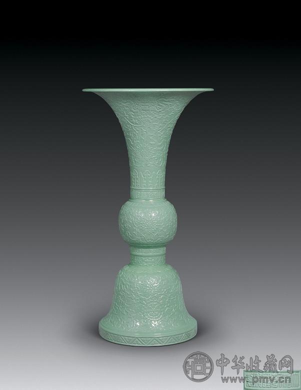 清乾隆 松石绿釉剔刻八宝纹花觚