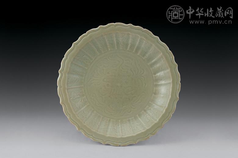 明 龙泉刻花葵口盘