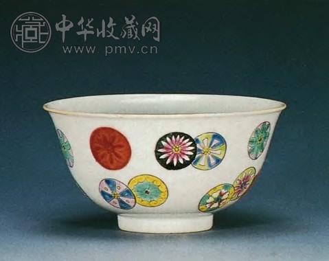 道光 粉彩皮球花纹碗