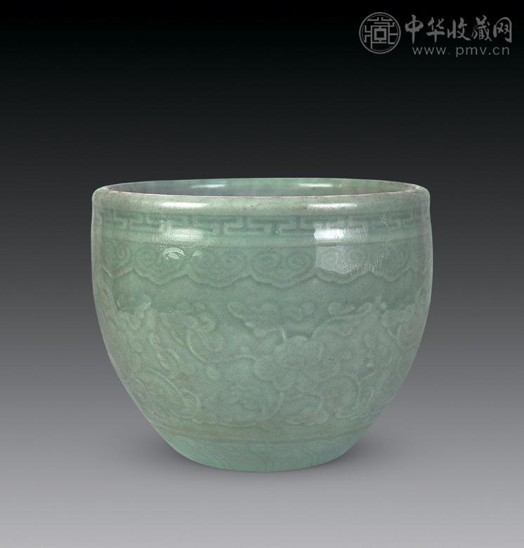 清康熙 豆青暗刻花卉纹缸