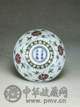 雍正 斗彩缠枝西番莲纹碗