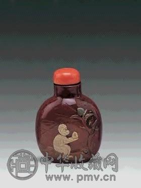 清中期 羊肝玛瑙留皮雕灵猴献寿图鼻烟壶