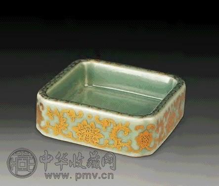 清道光 豆青釉描金莲花纹洗