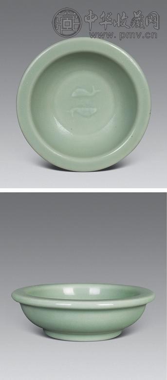 清乾隆 豆青双鱼洗