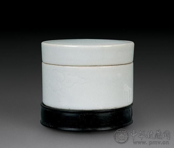 清乾隆 白釉刻瑞兽印盒