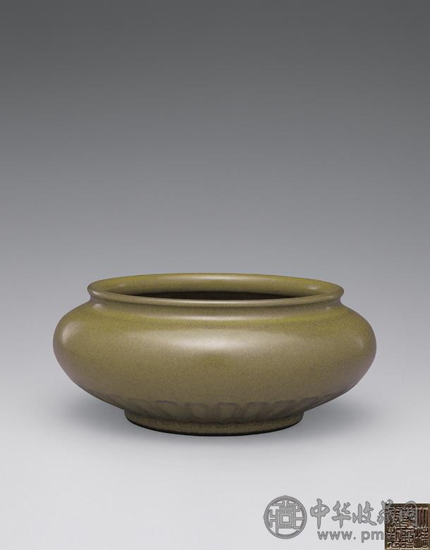 清乾隆 茶叶末釉莲瓣纹洗