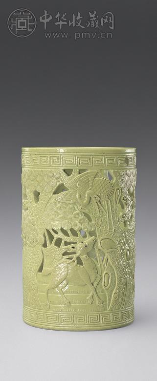 清同治 淡绿釉雕瓷松鹤延年图笔筒