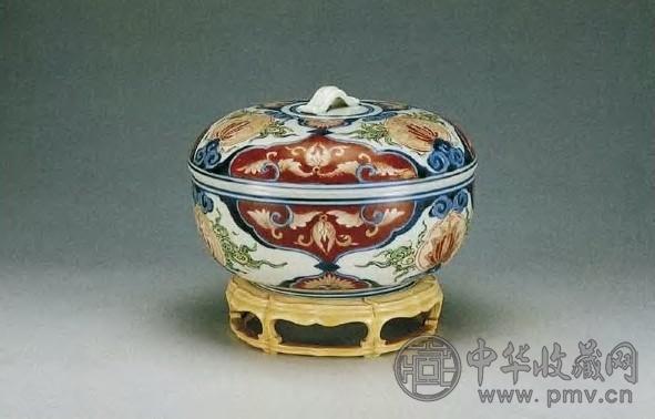 日本 伊万里青花红彩花卉纹盖盒