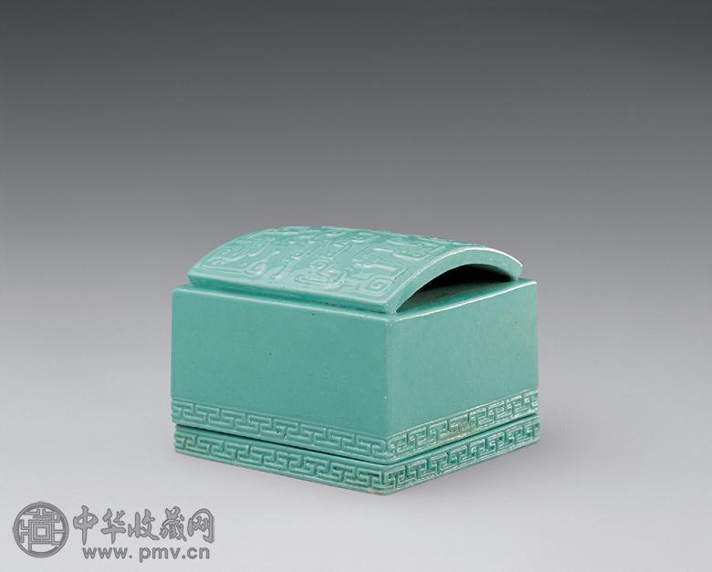 清乾隆 松石绿釉模印勾云纹印盒