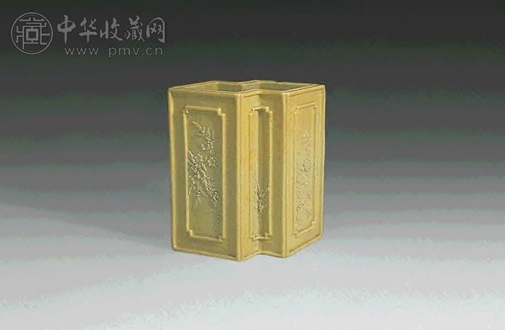 清道光 黄釉雕瓷花卉方胜形笔筒