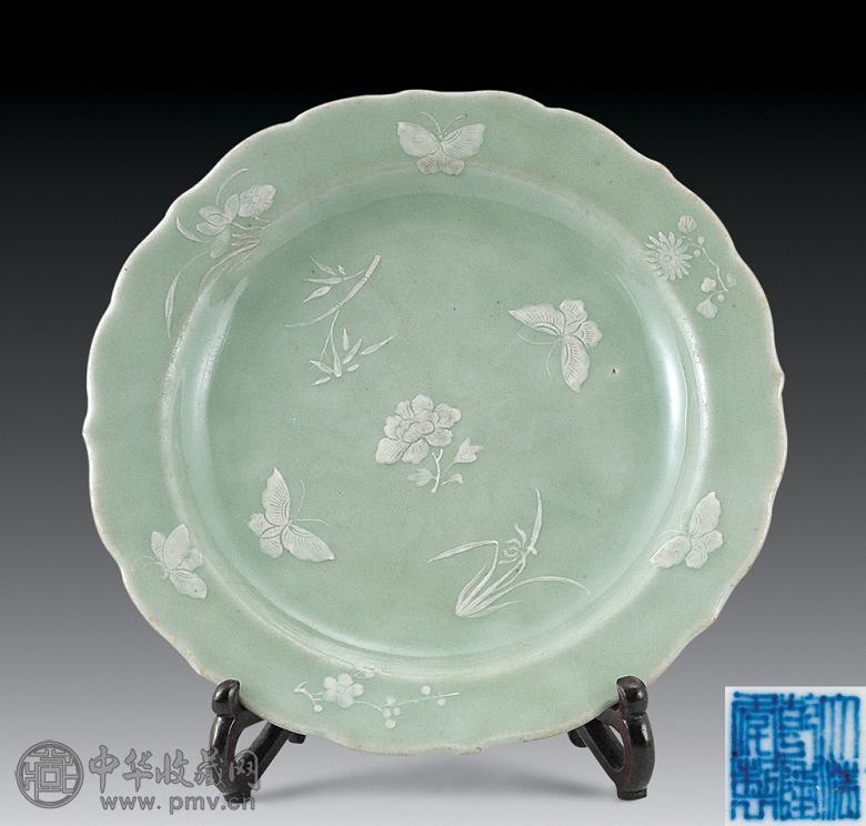 清 乾隆 豆青白花蝴蝶花卉纹盆