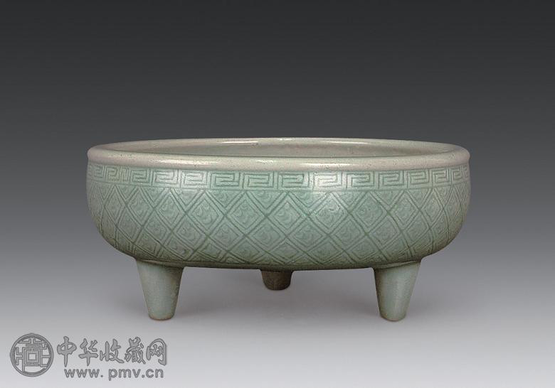 清乾隆 冬青釉暗刻三足洗