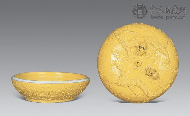 清光绪 黄釉雕瓷龙纹印盒