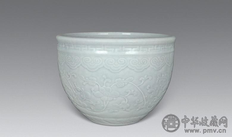 清乾隆 青白釉印花卉小缸