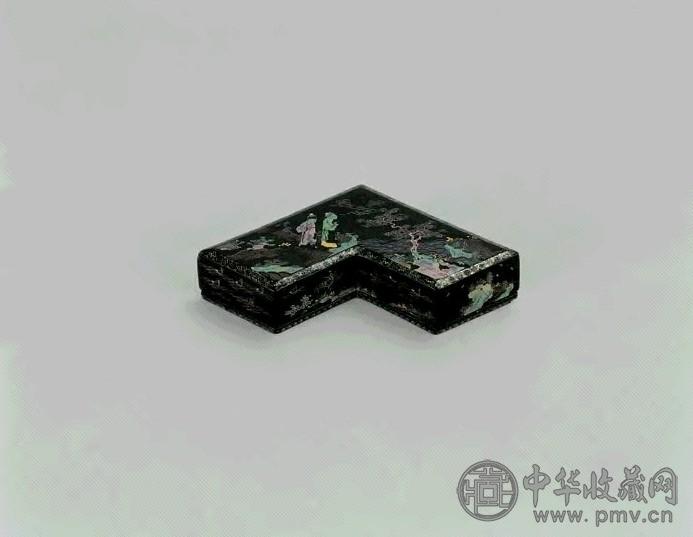 清 黑漆嵌镙钿人物图磬形盖盒