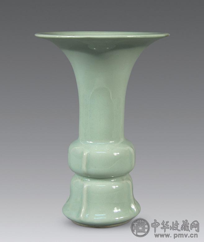 清 青釉出戟花觚