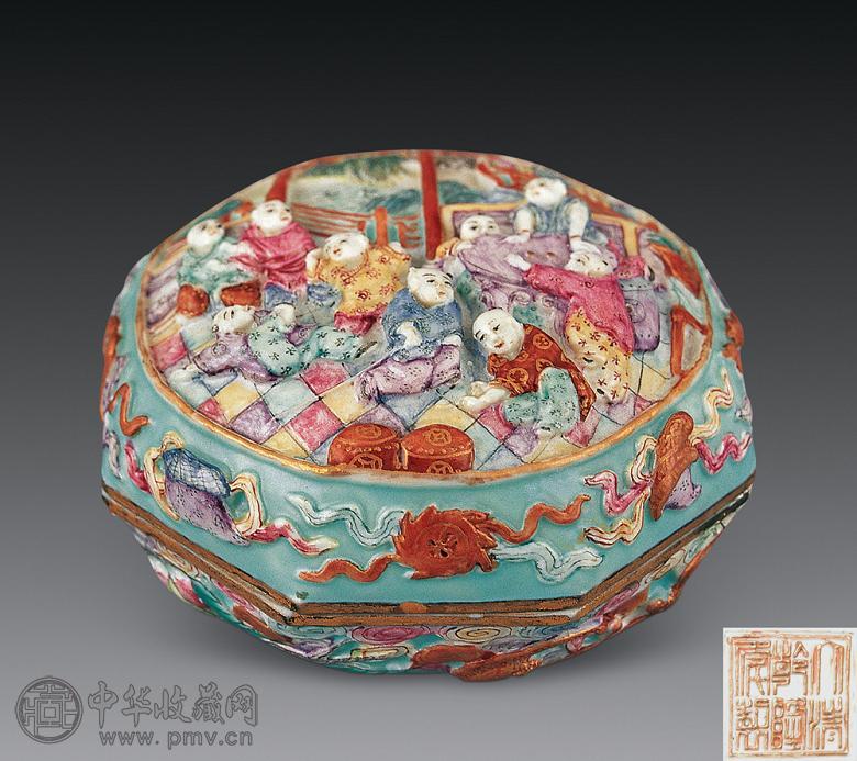 清乾隆 粉彩堆塑婴戏图印盒
